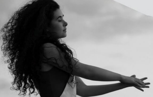 แปลเพลง Two Feet Off The Ground – Sara Hartman