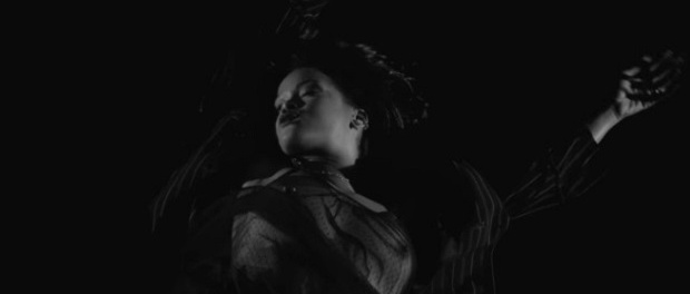 rihanna-kiss-it-better-video1-620x413