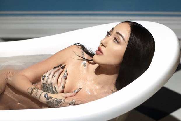 แปลเพลง All Three – Noah Cyrus