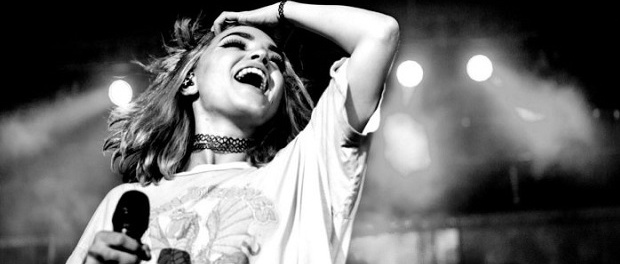 hey-violet-singer