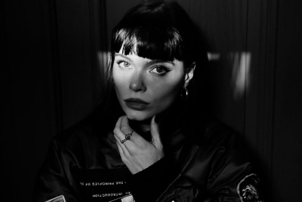 แปลเพลง He Don’t Love Me – Winona Oak