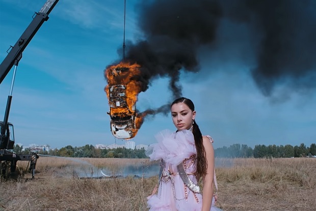 แปลเพลง White Mercedes – Charli XCX